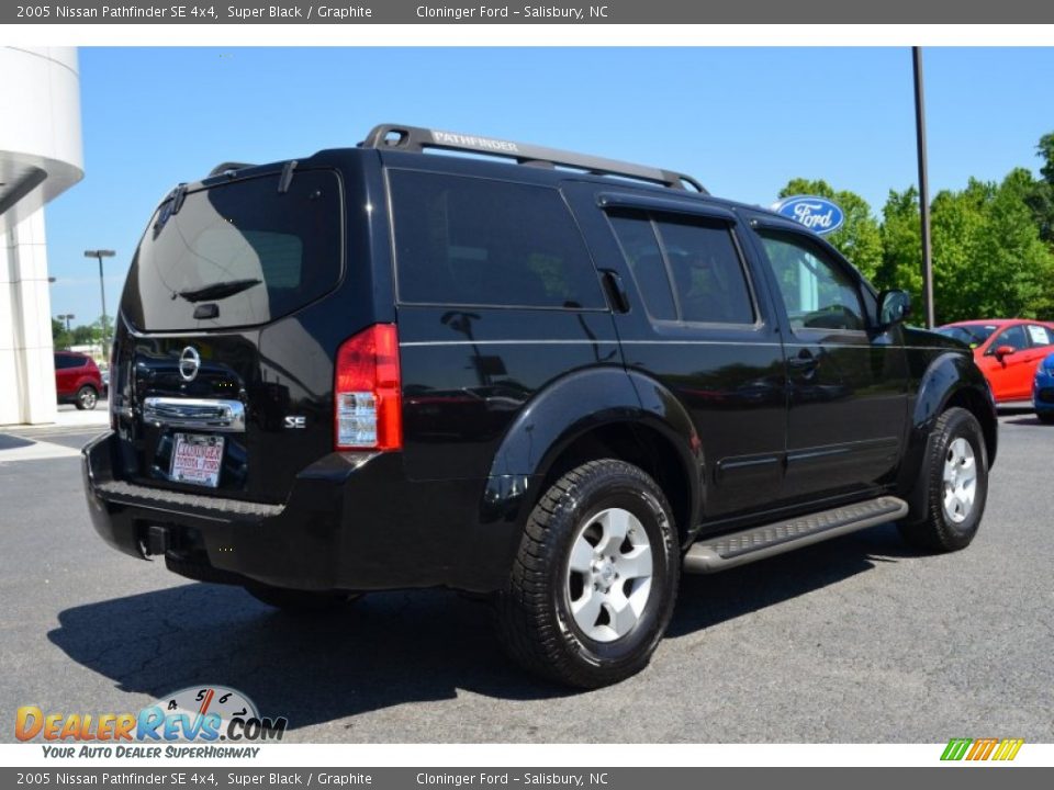 2005 Nissan Pathfinder SE 4x4 Super Black / Graphite Photo #3