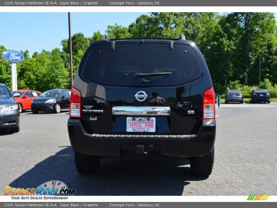 2005 Nissan Pathfinder SE 4x4 Super Black / Graphite Photo #4