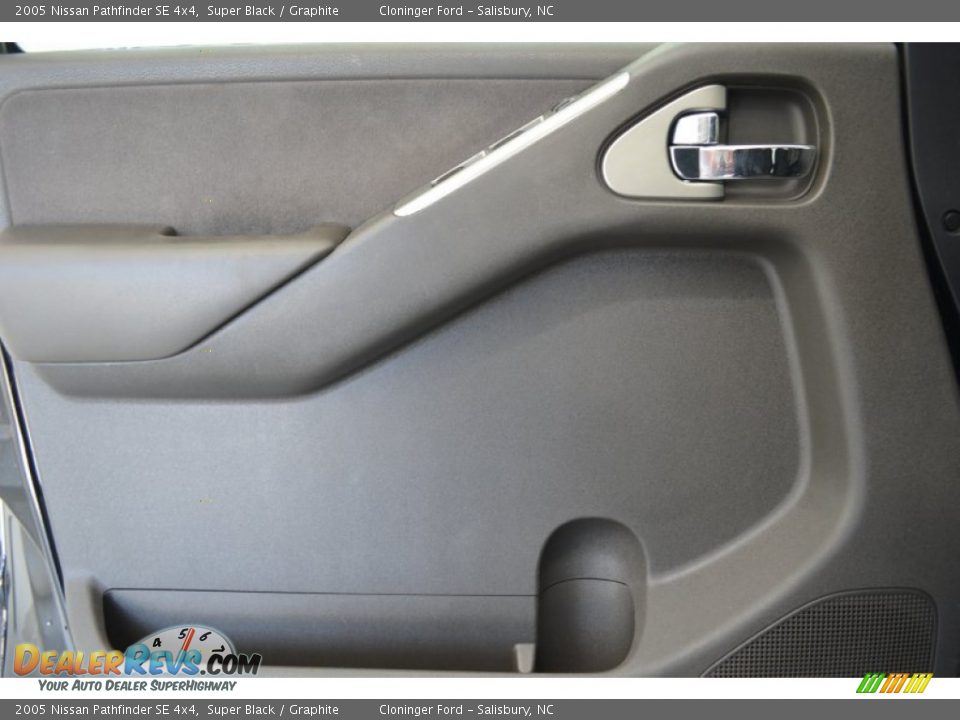 2005 Nissan Pathfinder SE 4x4 Super Black / Graphite Photo #8