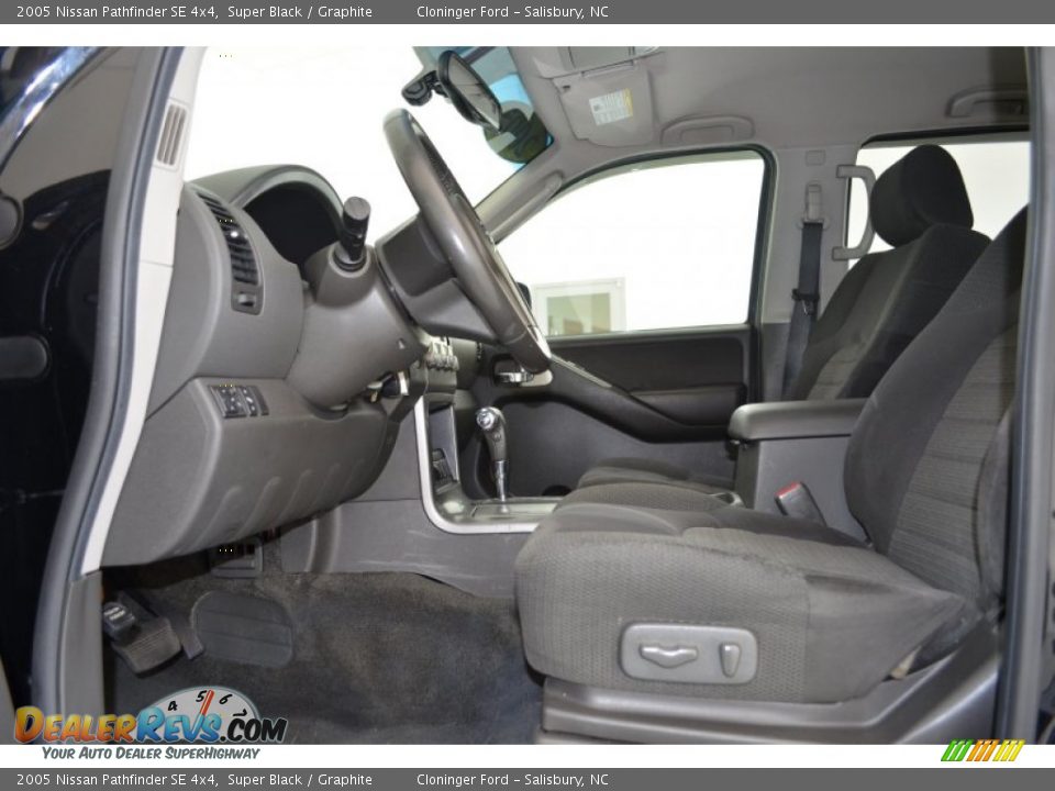2005 Nissan Pathfinder SE 4x4 Super Black / Graphite Photo #9