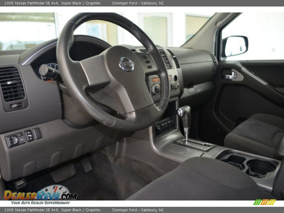 2005 Nissan Pathfinder SE 4x4 Super Black / Graphite Photo #10