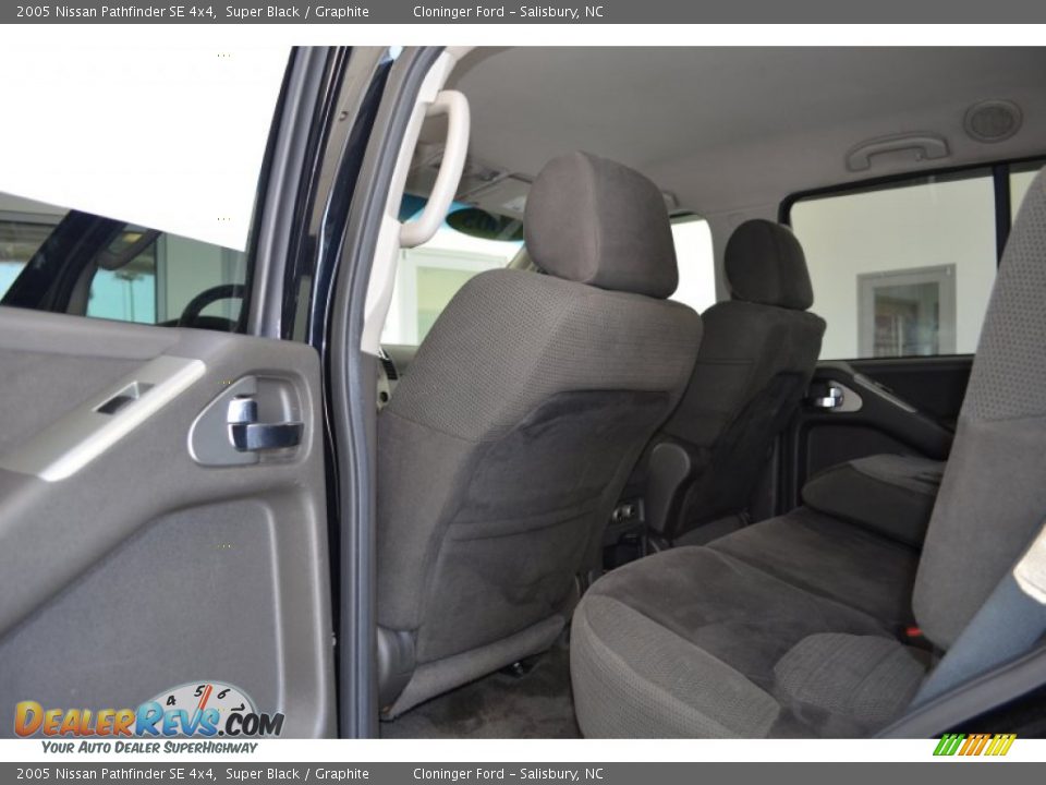 2005 Nissan Pathfinder SE 4x4 Super Black / Graphite Photo #11