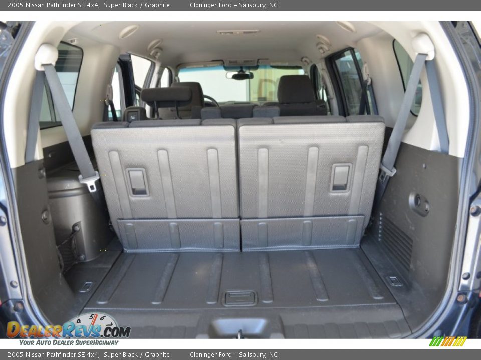 2005 Nissan Pathfinder SE 4x4 Super Black / Graphite Photo #12