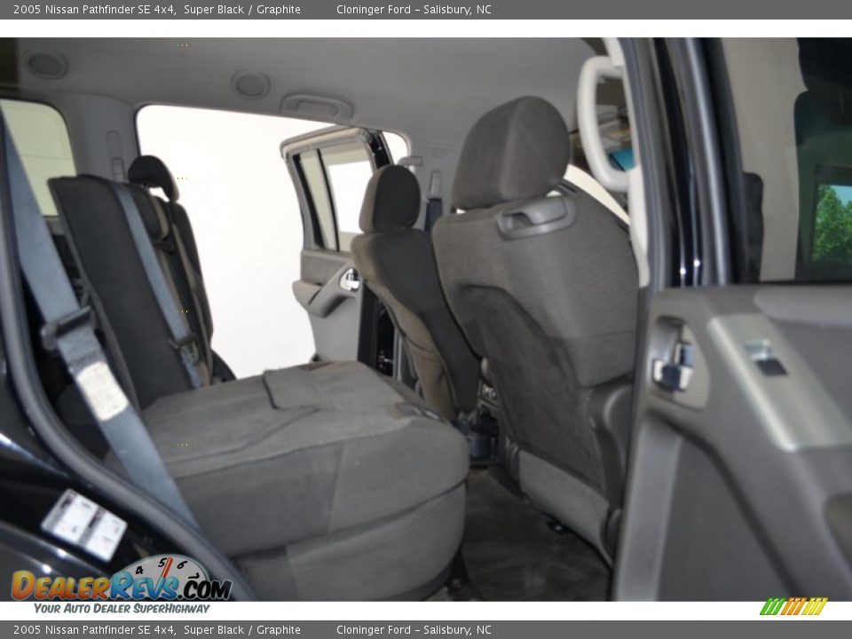 2005 Nissan Pathfinder SE 4x4 Super Black / Graphite Photo #13