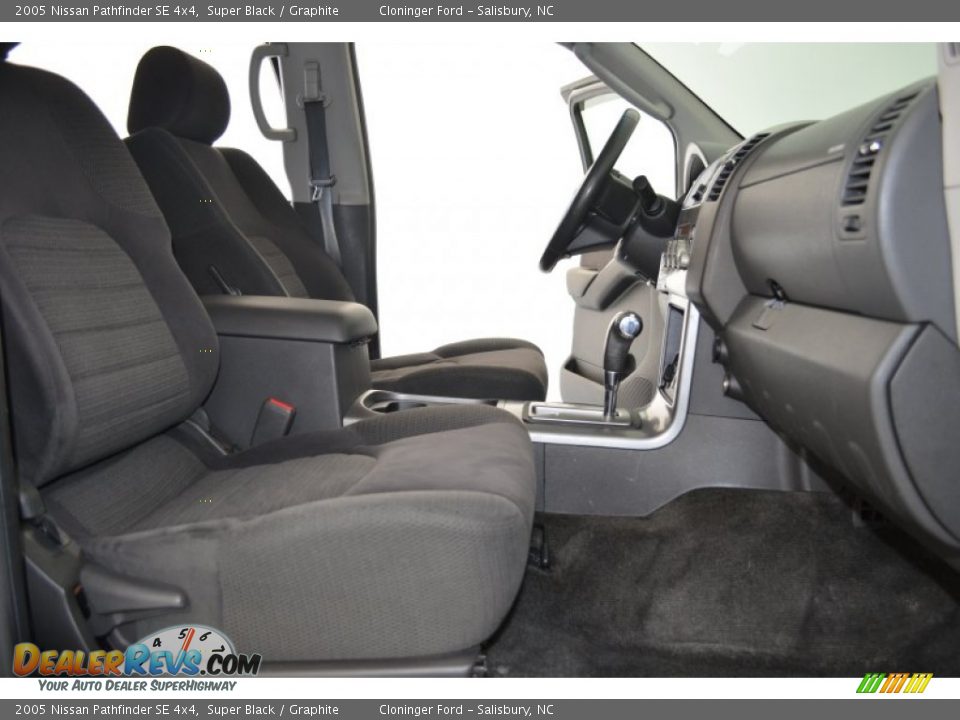 2005 Nissan Pathfinder SE 4x4 Super Black / Graphite Photo #14