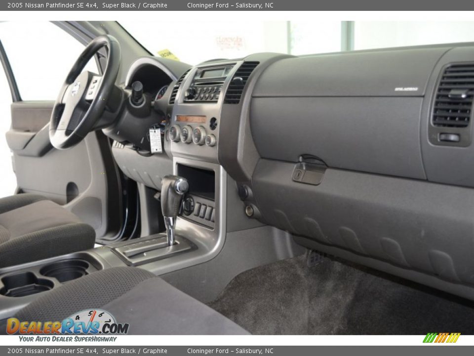2005 Nissan Pathfinder SE 4x4 Super Black / Graphite Photo #15