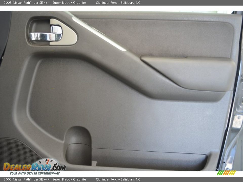 2005 Nissan Pathfinder SE 4x4 Super Black / Graphite Photo #16