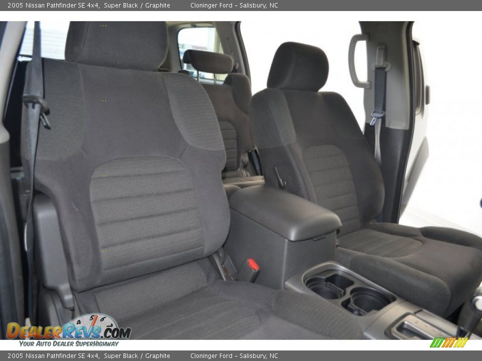 2005 Nissan Pathfinder SE 4x4 Super Black / Graphite Photo #17