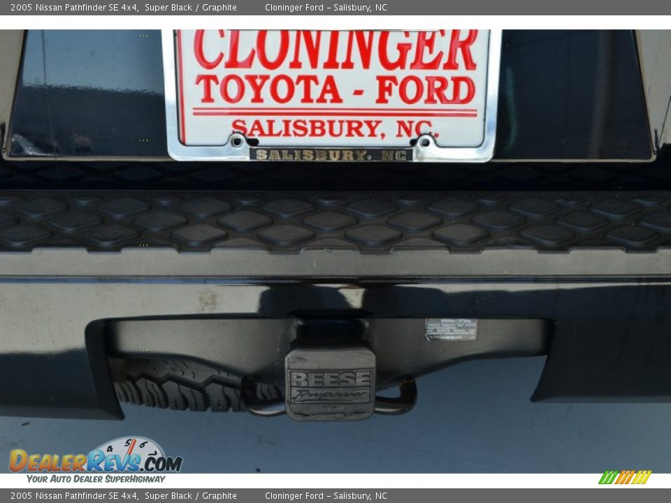 2005 Nissan Pathfinder SE 4x4 Super Black / Graphite Photo #19