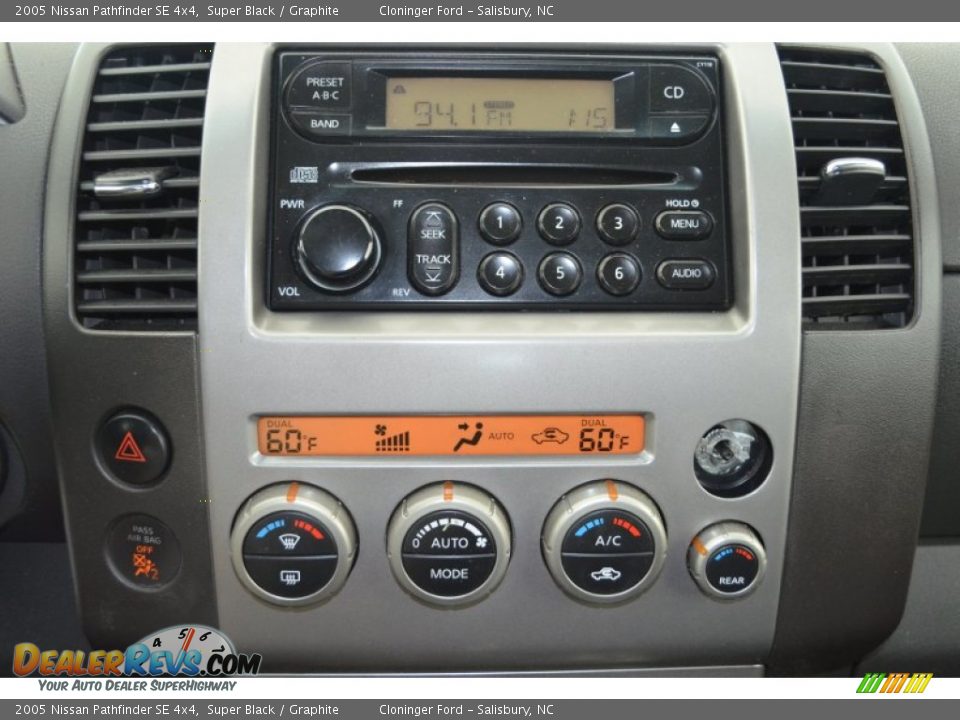 2005 Nissan Pathfinder SE 4x4 Super Black / Graphite Photo #21