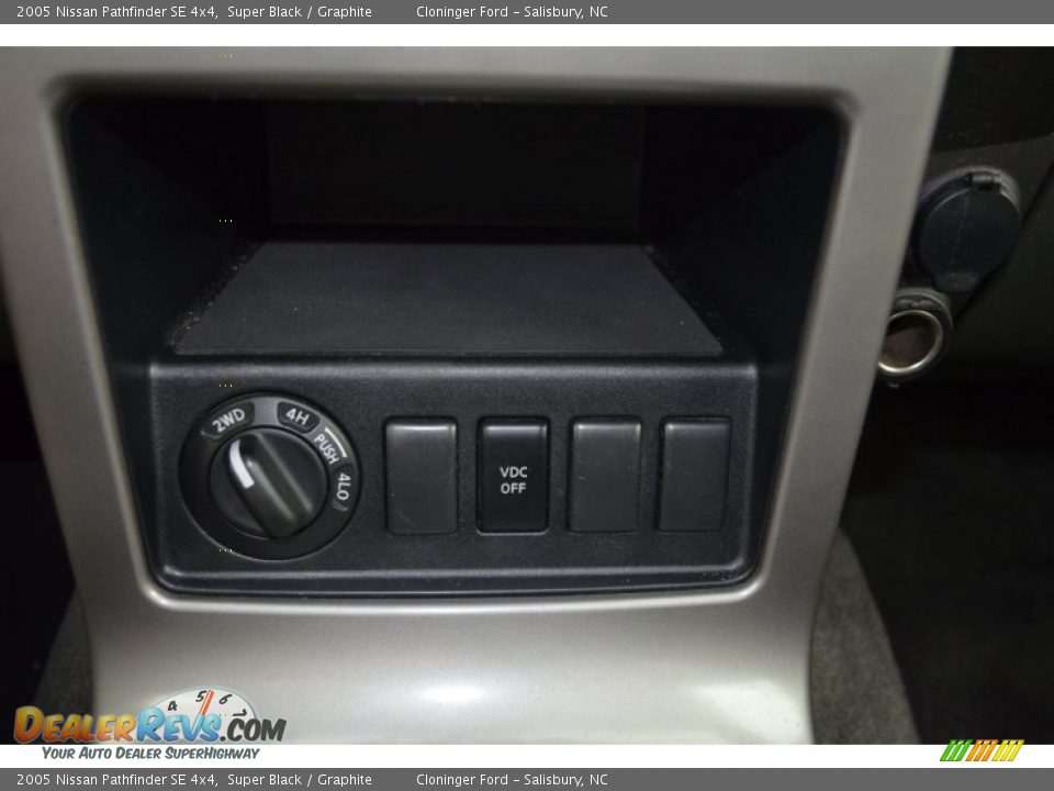 2005 Nissan Pathfinder SE 4x4 Super Black / Graphite Photo #22