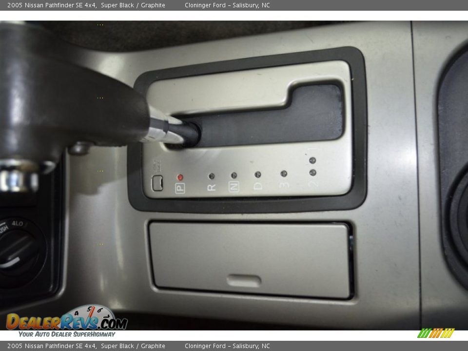 2005 Nissan Pathfinder SE 4x4 Super Black / Graphite Photo #23