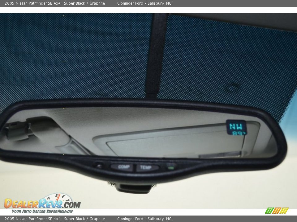 2005 Nissan Pathfinder SE 4x4 Super Black / Graphite Photo #24