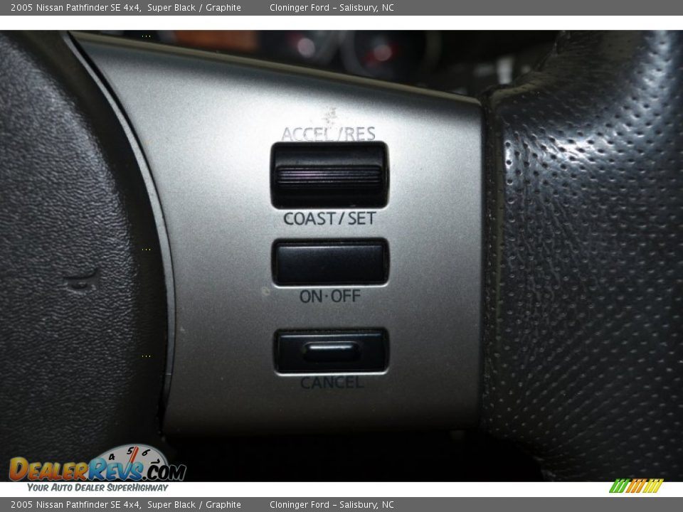 2005 Nissan Pathfinder SE 4x4 Super Black / Graphite Photo #25