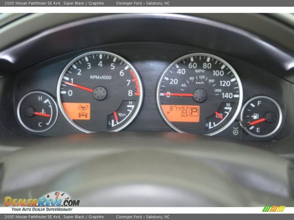 2005 Nissan Pathfinder SE 4x4 Super Black / Graphite Photo #26