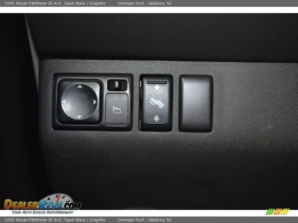 2005 Nissan Pathfinder SE 4x4 Super Black / Graphite Photo #27