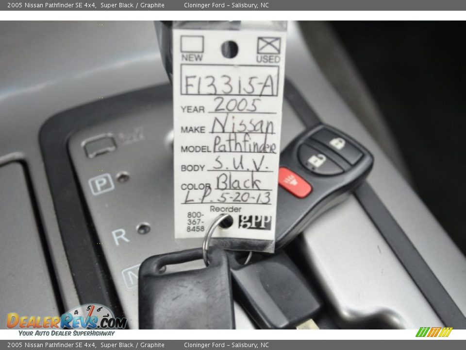 2005 Nissan Pathfinder SE 4x4 Super Black / Graphite Photo #28