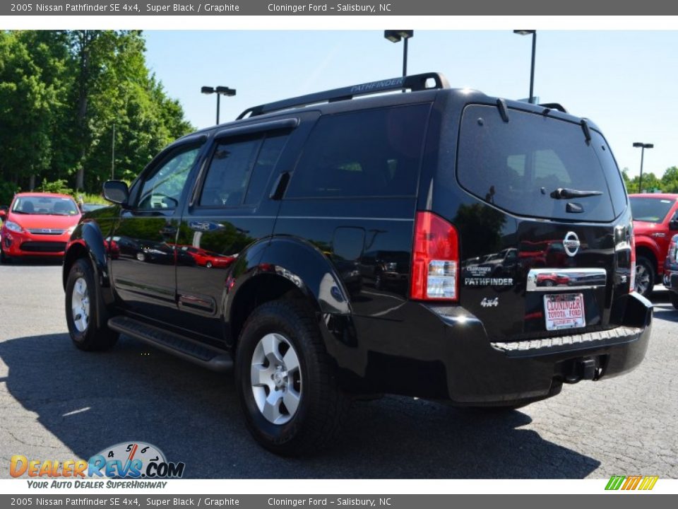 2005 Nissan Pathfinder SE 4x4 Super Black / Graphite Photo #29