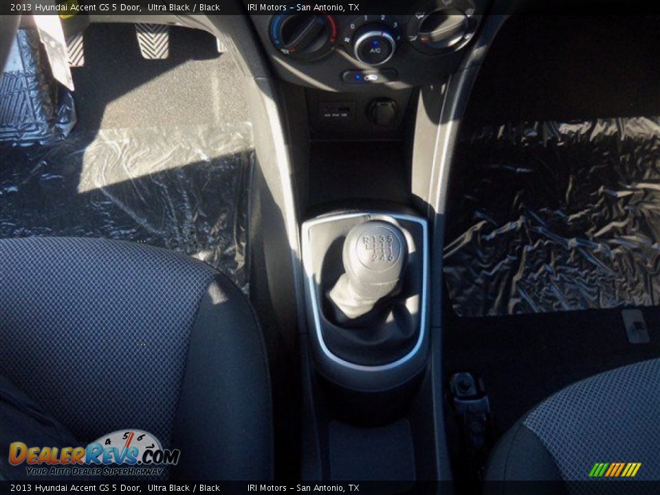 2013 Hyundai Accent GS 5 Door Ultra Black / Black Photo #13