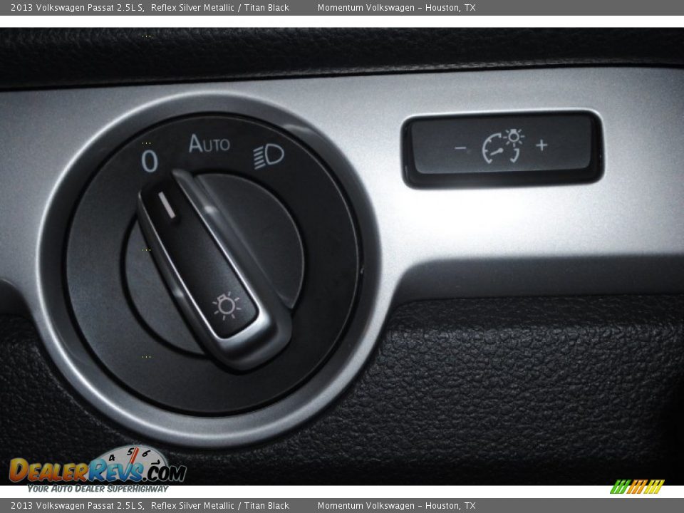 2013 Volkswagen Passat 2.5L S Reflex Silver Metallic / Titan Black Photo #32