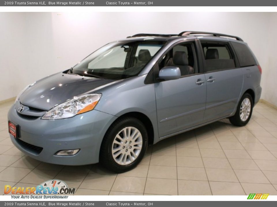 Front 3/4 View of 2009 Toyota Sienna XLE Photo #3