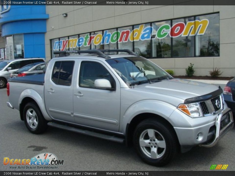2006 Nissan Frontier LE Crew Cab 4x4 Radiant Silver / Charcoal Photo #1