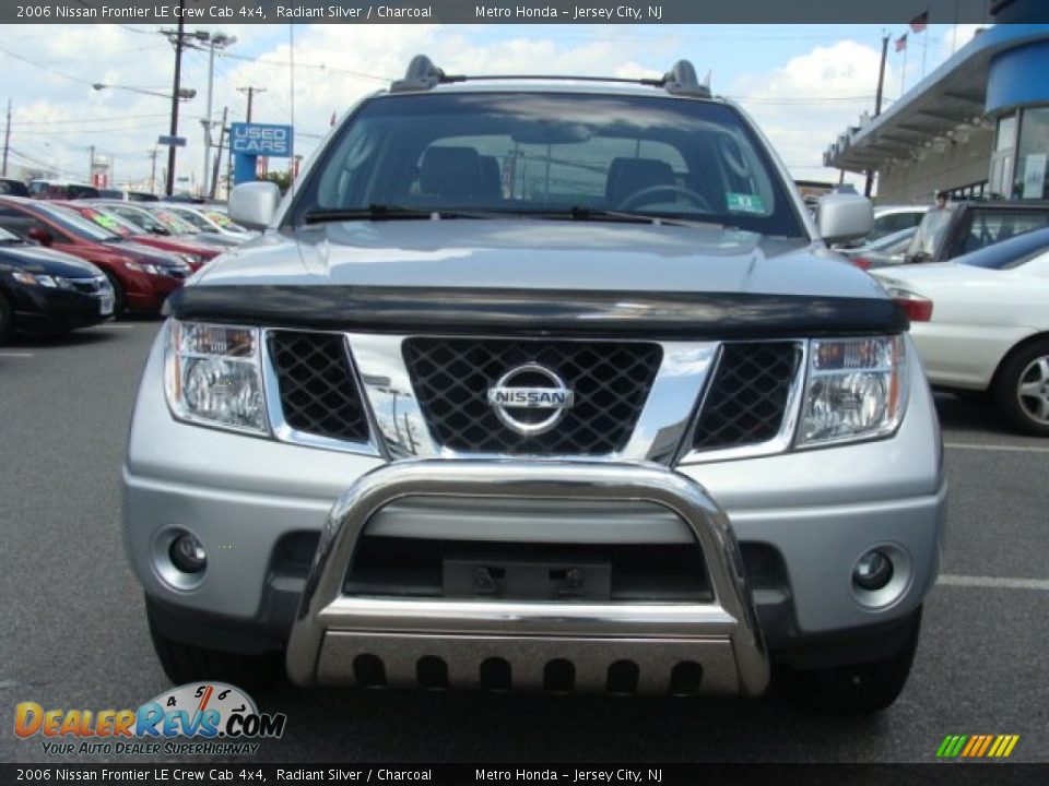 2006 Nissan Frontier LE Crew Cab 4x4 Radiant Silver / Charcoal Photo #2