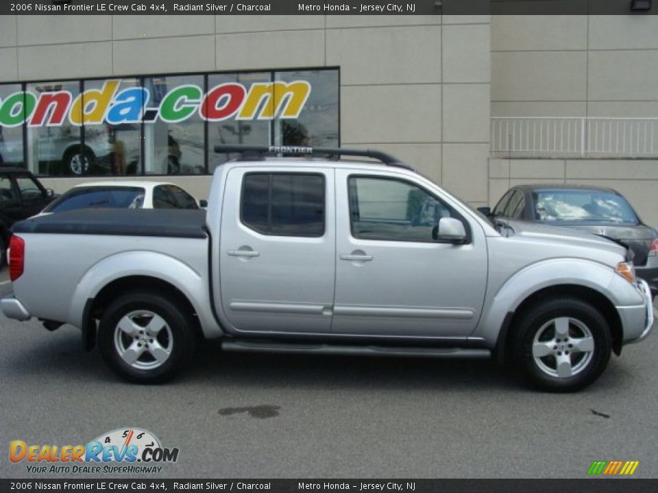 2006 Nissan Frontier LE Crew Cab 4x4 Radiant Silver / Charcoal Photo #3