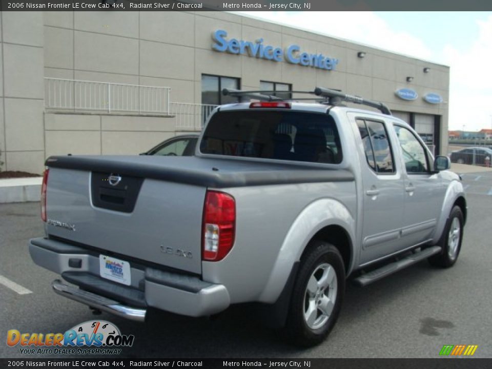 2006 Nissan Frontier LE Crew Cab 4x4 Radiant Silver / Charcoal Photo #4