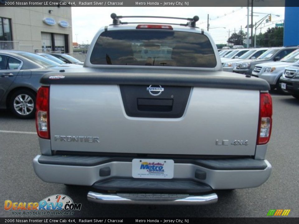 2006 Nissan Frontier LE Crew Cab 4x4 Radiant Silver / Charcoal Photo #5