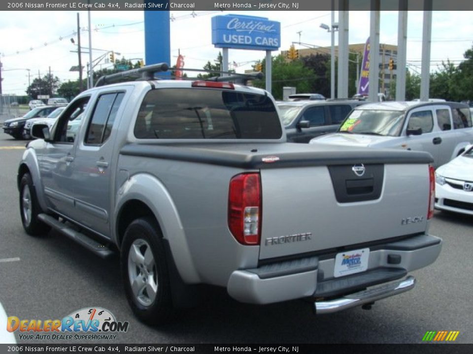 2006 Nissan Frontier LE Crew Cab 4x4 Radiant Silver / Charcoal Photo #6