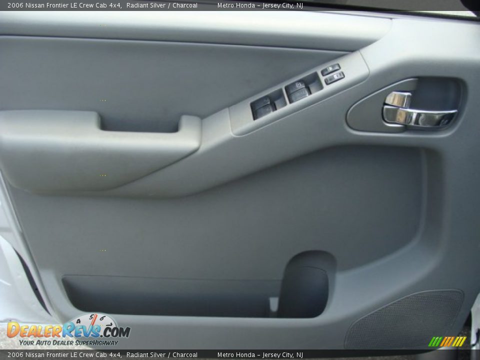 2006 Nissan Frontier LE Crew Cab 4x4 Radiant Silver / Charcoal Photo #7