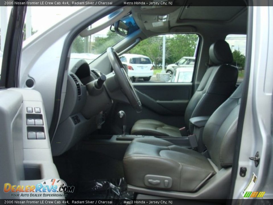 2006 Nissan Frontier LE Crew Cab 4x4 Radiant Silver / Charcoal Photo #8