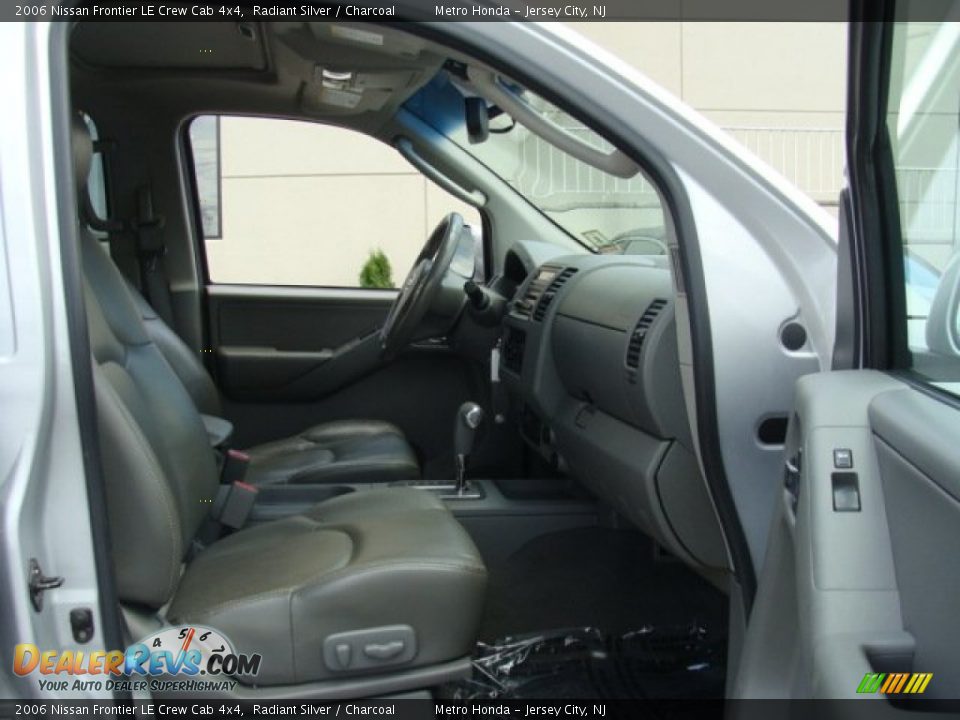 2006 Nissan Frontier LE Crew Cab 4x4 Radiant Silver / Charcoal Photo #9
