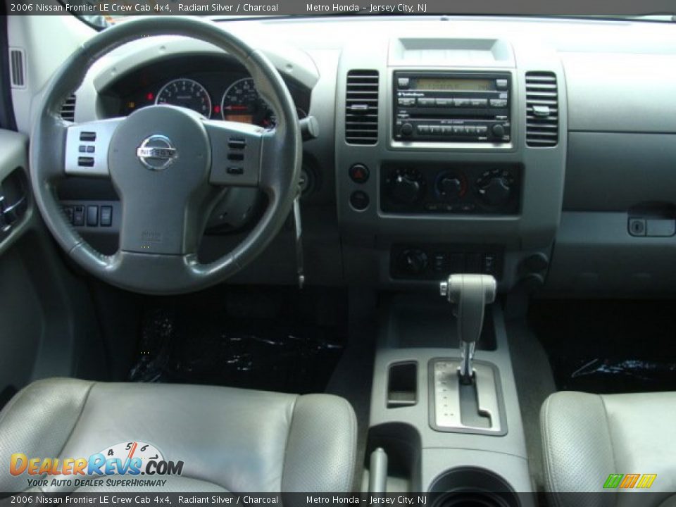 2006 Nissan Frontier LE Crew Cab 4x4 Radiant Silver / Charcoal Photo #10