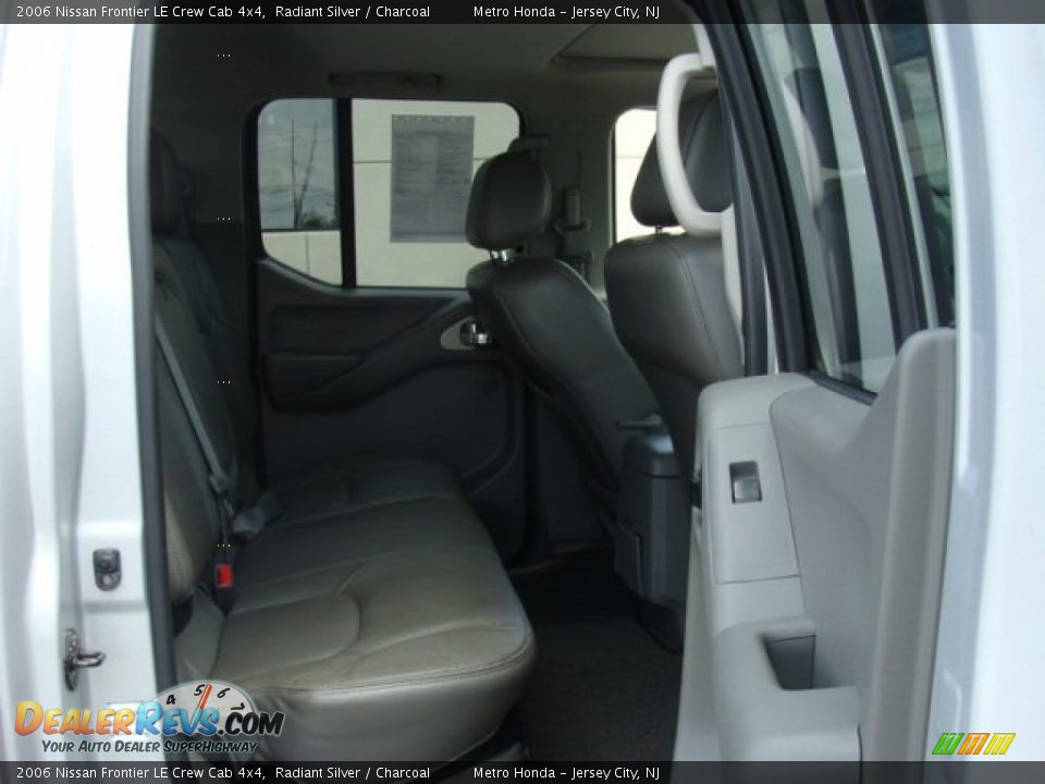 2006 Nissan Frontier LE Crew Cab 4x4 Radiant Silver / Charcoal Photo #13