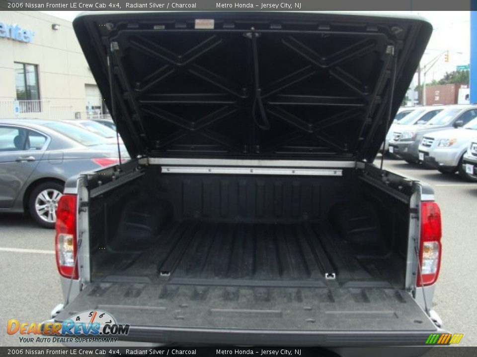 2006 Nissan Frontier LE Crew Cab 4x4 Radiant Silver / Charcoal Photo #14