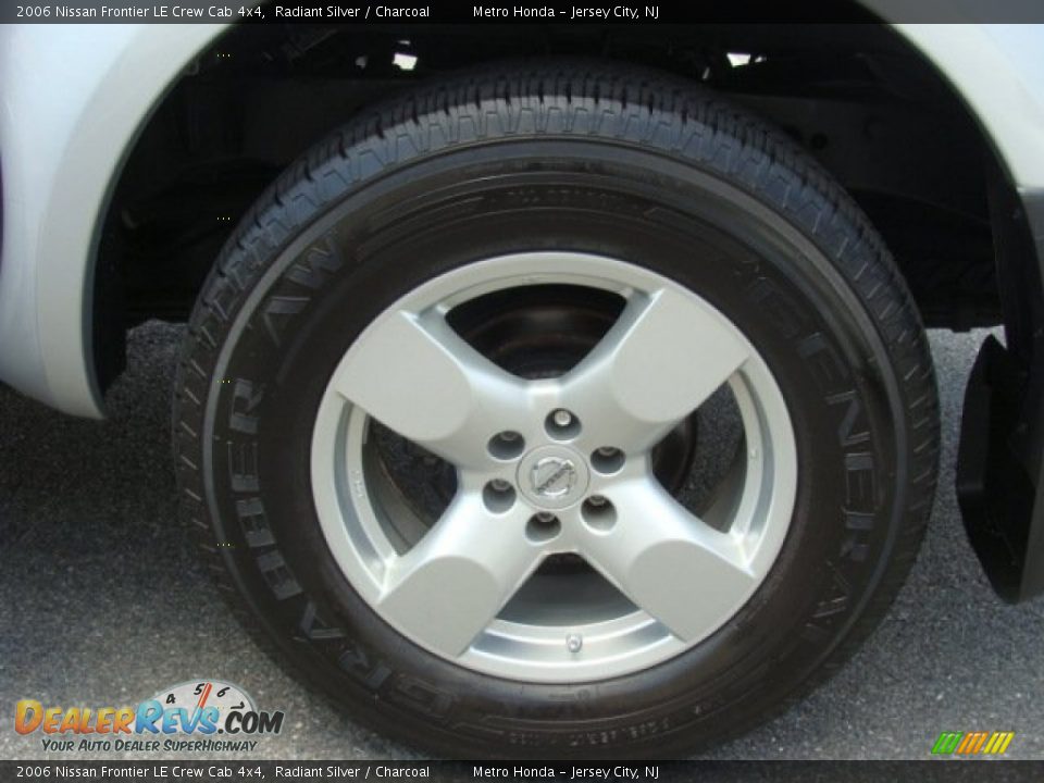 2006 Nissan Frontier LE Crew Cab 4x4 Radiant Silver / Charcoal Photo #15