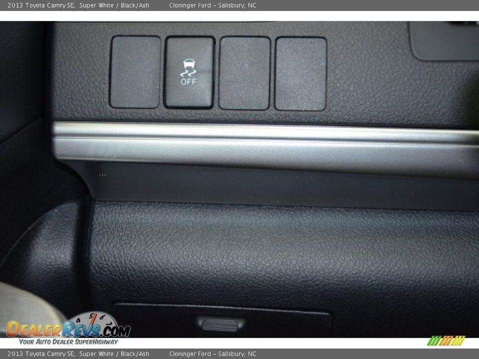 2013 Toyota Camry SE Super White / Black/Ash Photo #16