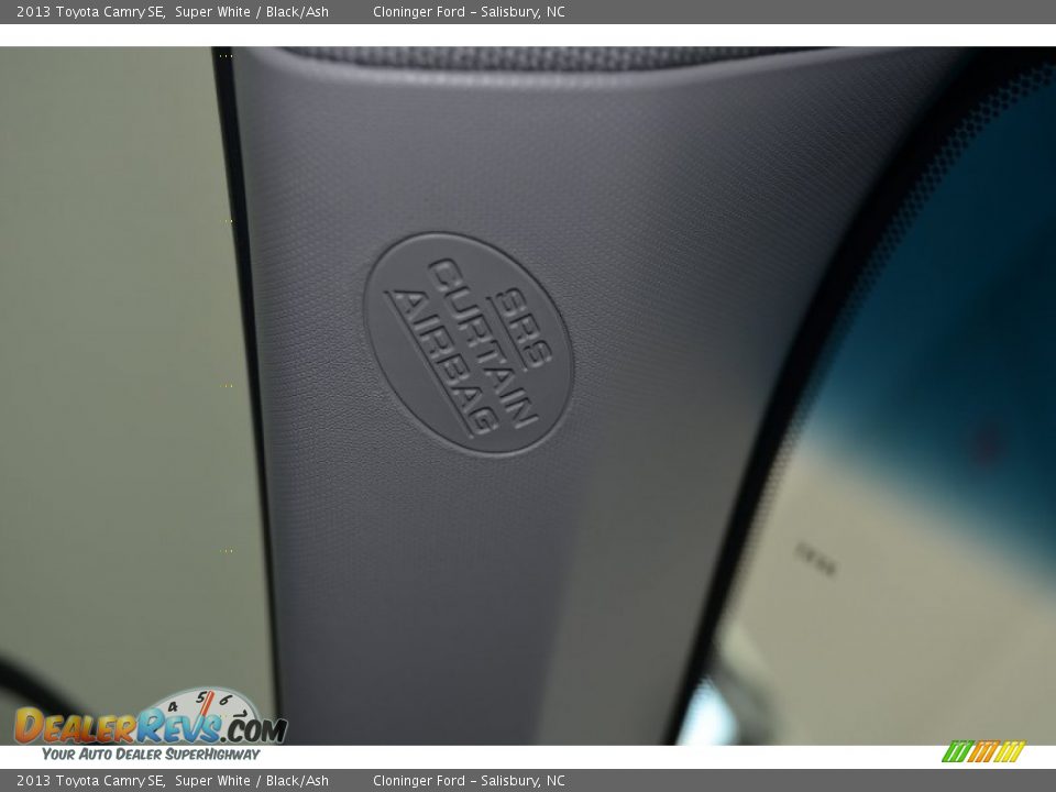 2013 Toyota Camry SE Super White / Black/Ash Photo #17