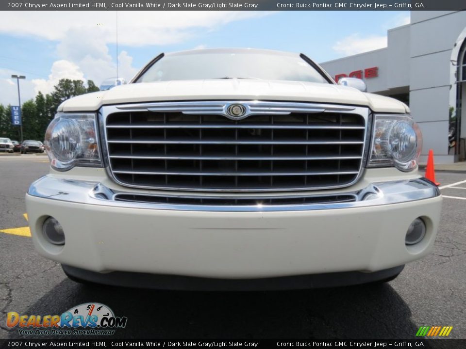 2007 Chrysler Aspen Limited HEMI Cool Vanilla White / Dark Slate Gray/Light Slate Gray Photo #2
