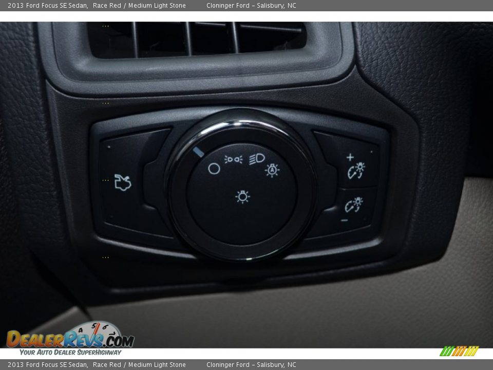 2013 Ford Focus SE Sedan Race Red / Medium Light Stone Photo #16