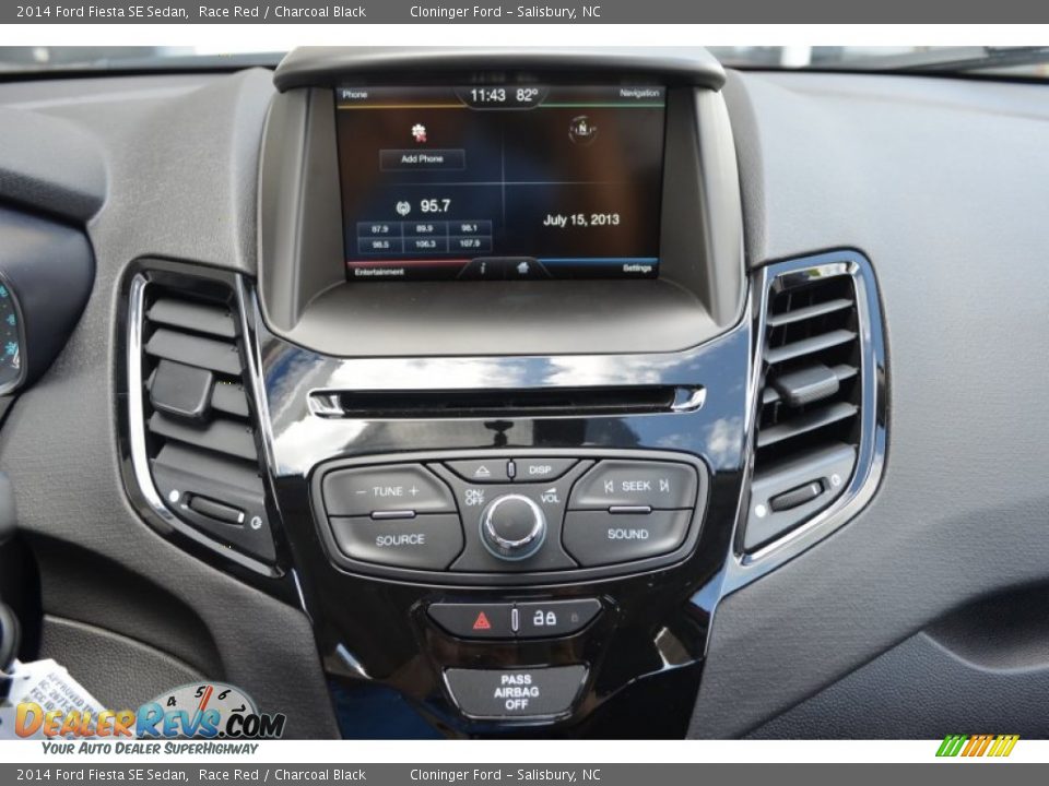 Controls of 2014 Ford Fiesta SE Sedan Photo #12