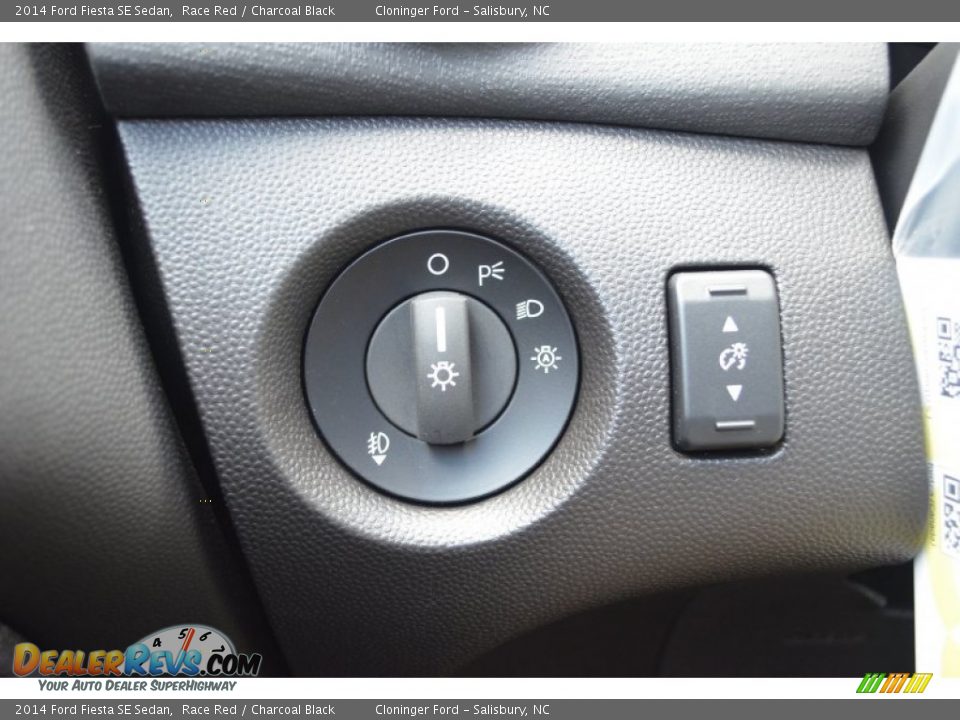 Controls of 2014 Ford Fiesta SE Sedan Photo #20