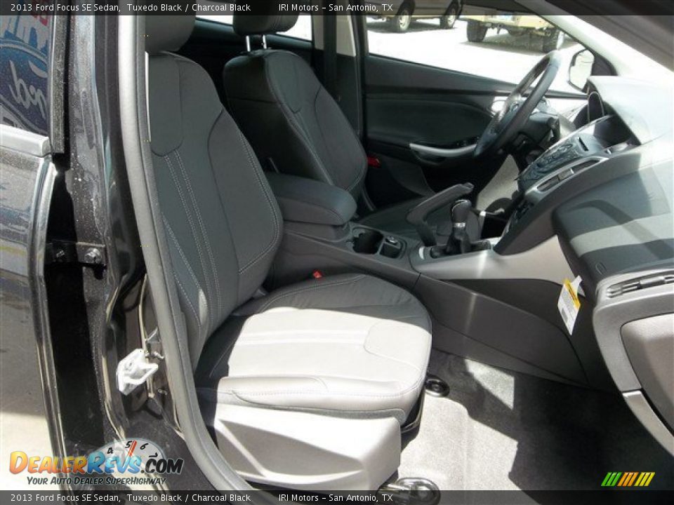 2013 Ford Focus SE Sedan Tuxedo Black / Charcoal Black Photo #8