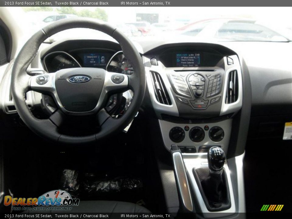 2013 Ford Focus SE Sedan Tuxedo Black / Charcoal Black Photo #11