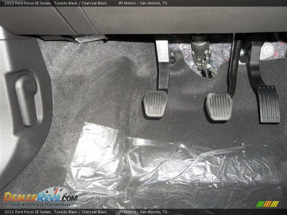 2013 Ford Focus SE Sedan Tuxedo Black / Charcoal Black Photo #17