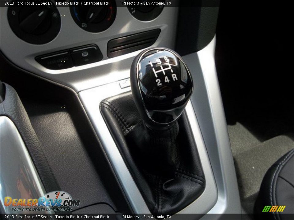 2013 Ford Focus SE Sedan Tuxedo Black / Charcoal Black Photo #20