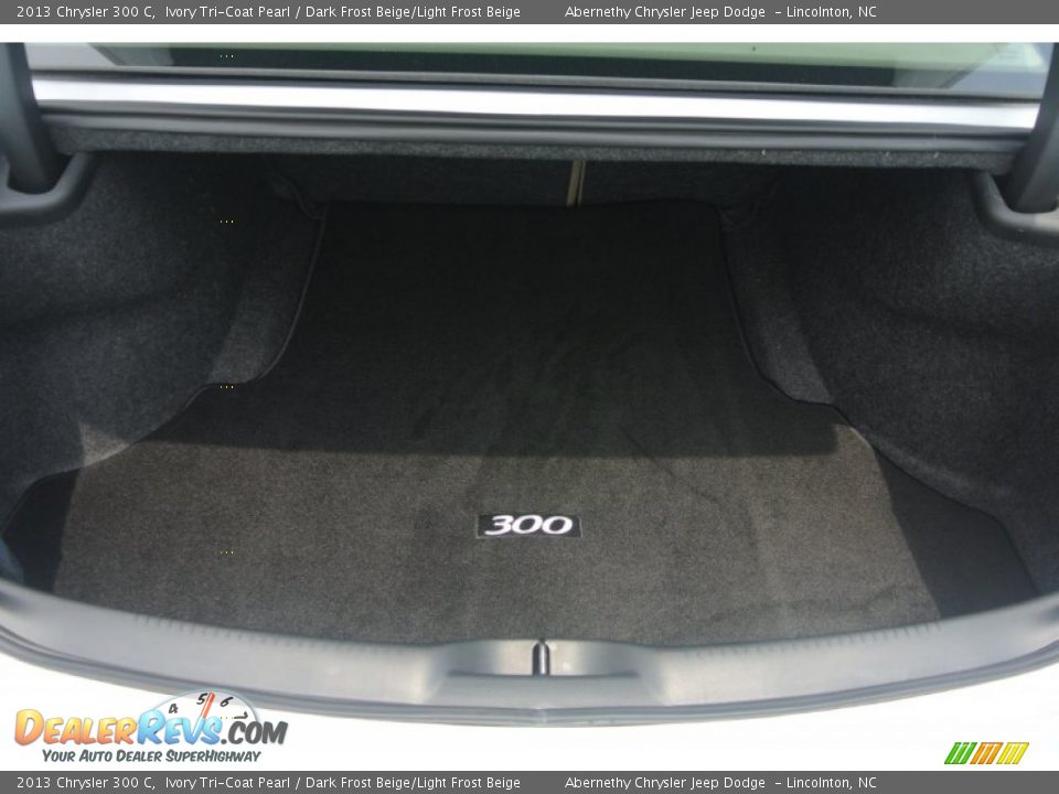 2013 Chrysler 300 C Ivory Tri-Coat Pearl / Dark Frost Beige/Light Frost Beige Photo #19