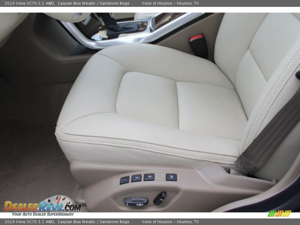 Front Seat of 2014 Volvo XC70 3.2 AWD Photo #4